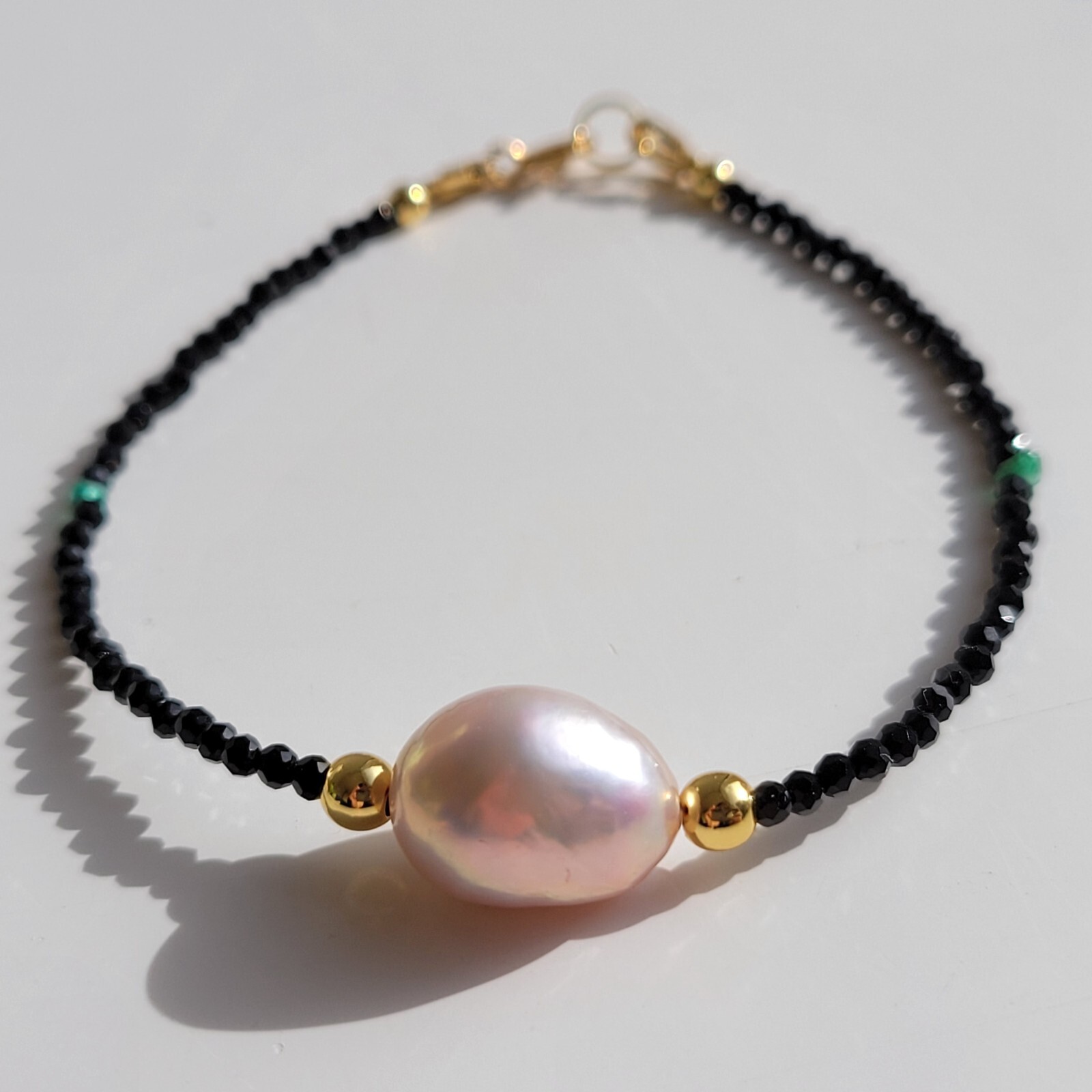 Bracelet émeraude et perle de culture en argent plaqué or, le cadeau idéal pour femme