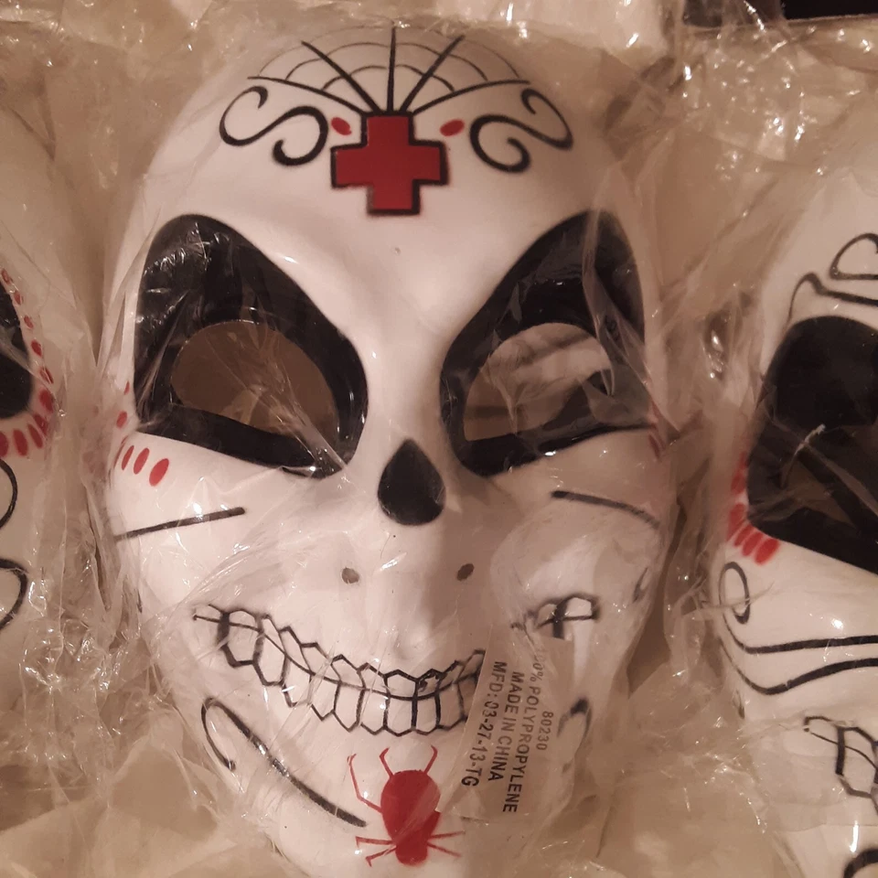 Máscaras de caveira 3 brancas Dia De Muertos design vermelho, preto - Imagem 4 de 4
