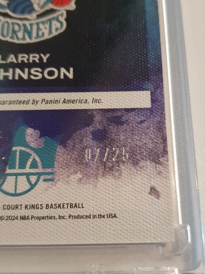 Panini Court Kings Larry Johnson 2023 automático zafiro/25 golpes maestros - raro Foto 3 de 4
