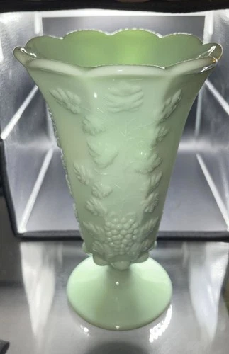 VINTAGE WESTMORELAND GLASS JADEITE PANELED GRAPE 9” VASE MINT