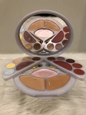 Signature Club A Take Along Total Makeup Kit Face Palette Net Wt 1.4oz Made USA