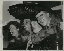 1938 Press Photo Fans at Baltimore Maryland Preakness race won by Dauber