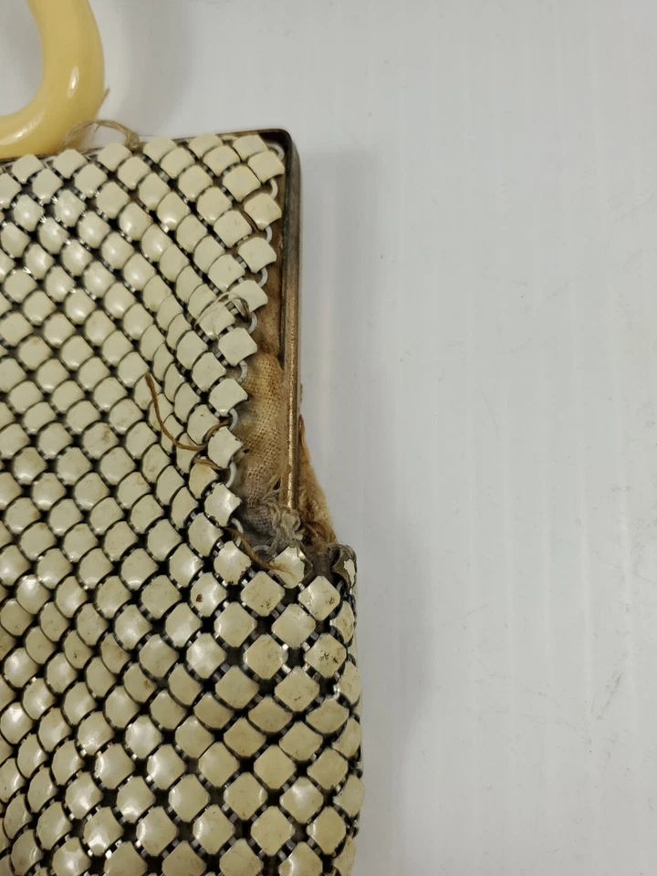 Vtg. JEMCO Cream Handle Style Off White Metal Mesh Purse (T) - Imagem 2 de 4