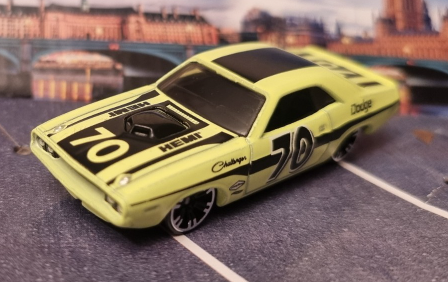 HOT WHEELS NEON '70 DODGE HEMI CHALLENGER NO PACKAGING