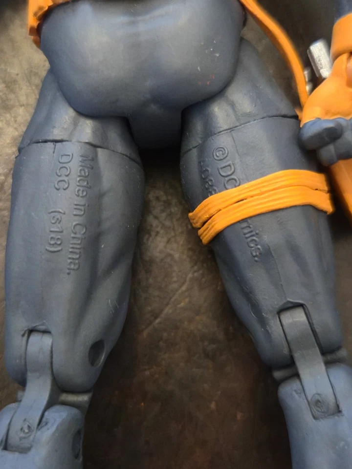 DC Essentials Deathstroke 7" Action Figure DC Collectibles w/Hand Gun And Sword  Foto 4 de 4