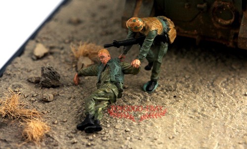 1/72 Vietnam War Battlefield Brotherhood GI Shielding Injured Soldier Combat - Picture 2 of 7