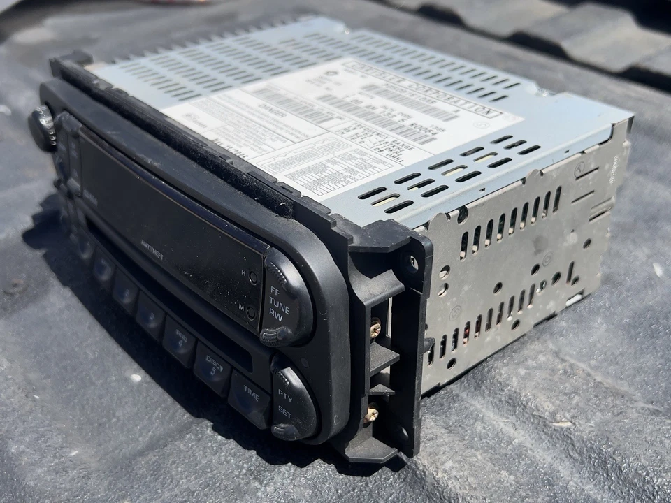 Chrysler Jeep Cherokee Voyager Radio Audio System P05091610AB - Bild 3 von 4