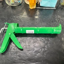 10 oz Smooth Rod Caulk Gun Comfortable Squeeze Grip Integrated Seal Punch P-005