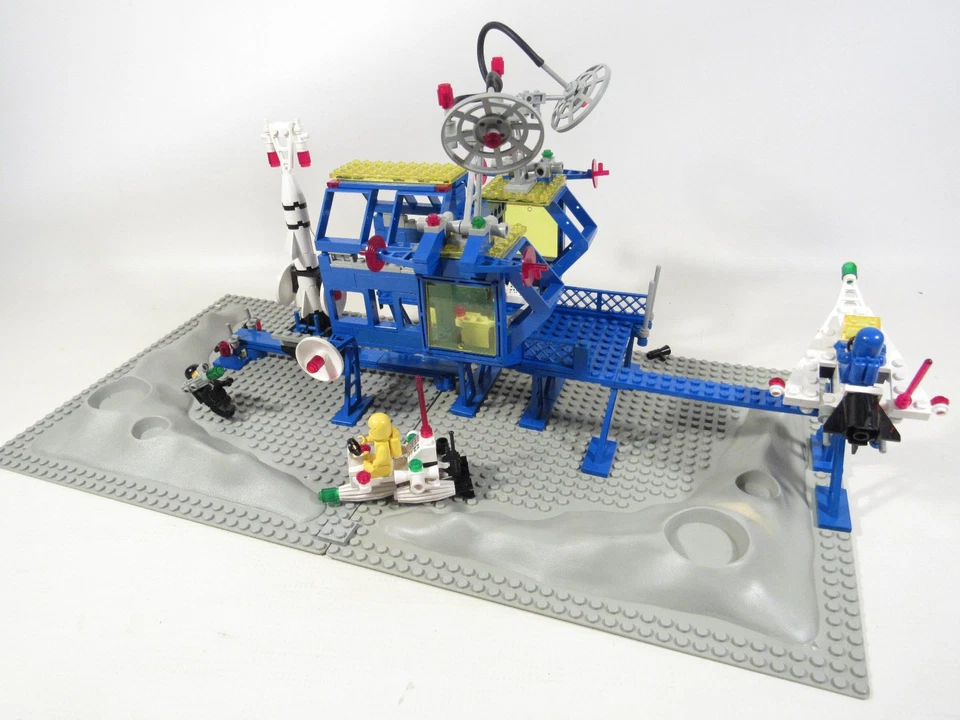 LEGO Classic Inter-Galactic Command Base (6971) 100% Complete w/ Instructions - Image 2 of 4