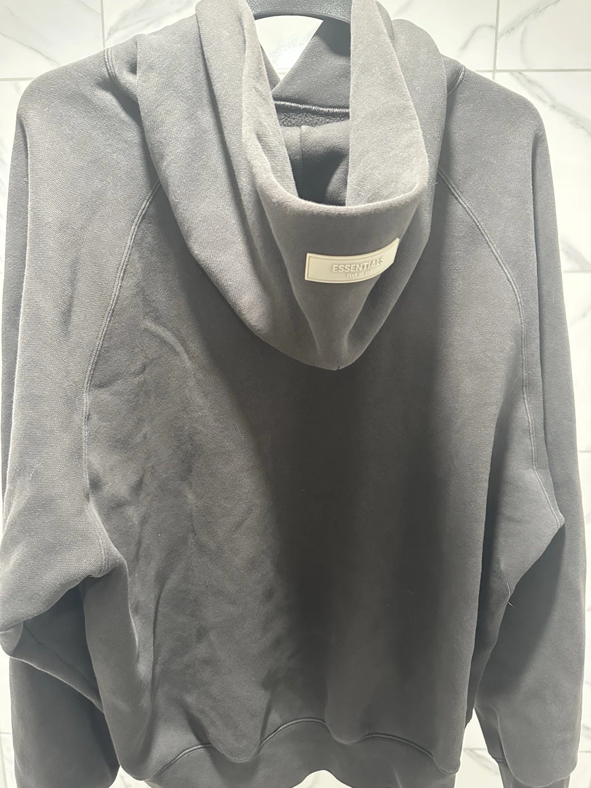 Felpa con cappuccio Essentials Fear Of God 1977 Iron indossata