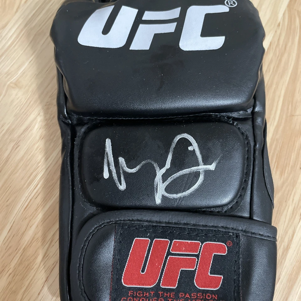 Подлинная перчатка UFC с автографом Урайи Фабера - Изображение 2 из 3