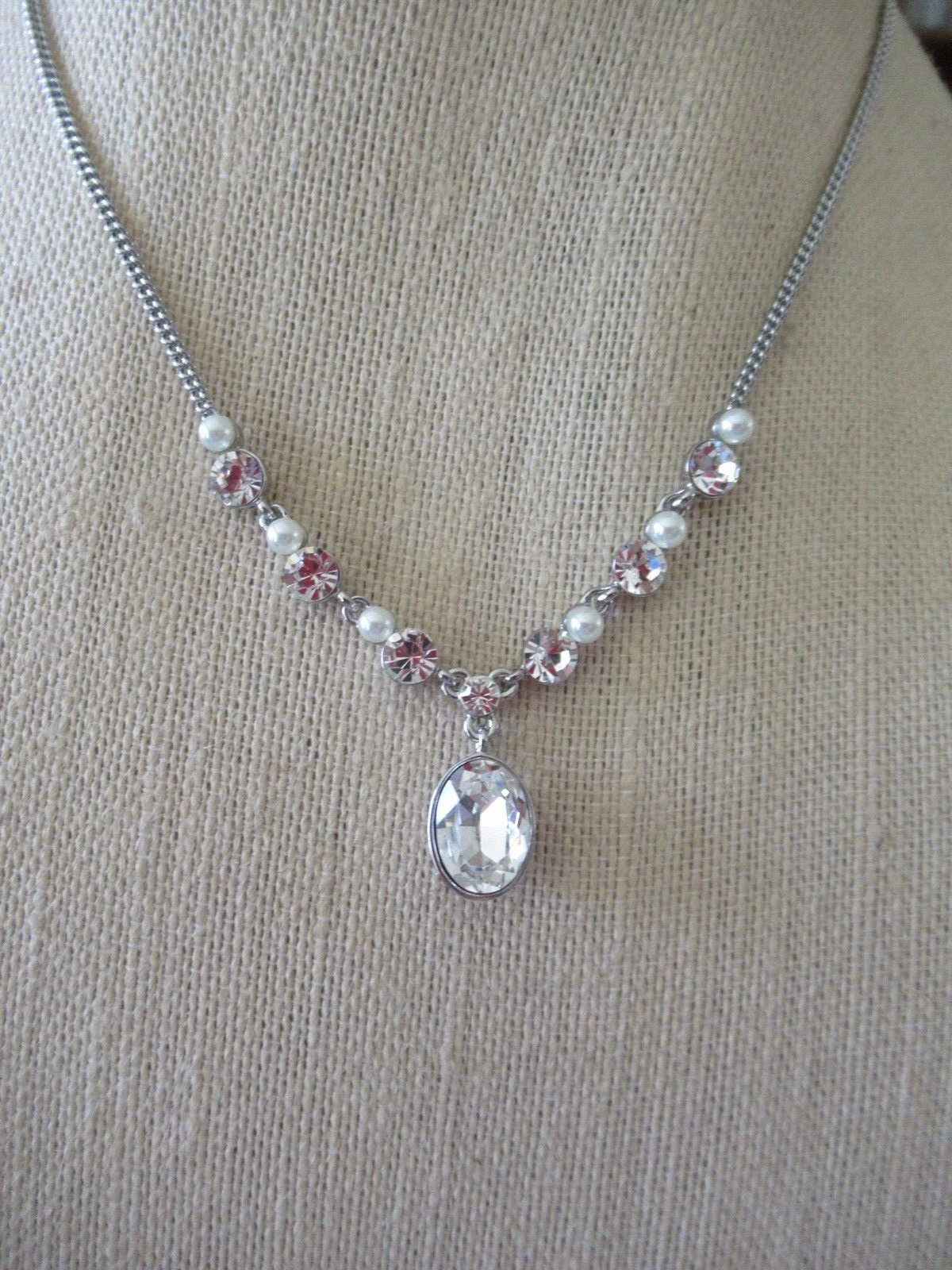 Collana gancio nuovo con etichette Givenchy tono argento perle finte cristallo trasparente chiusura "Y"