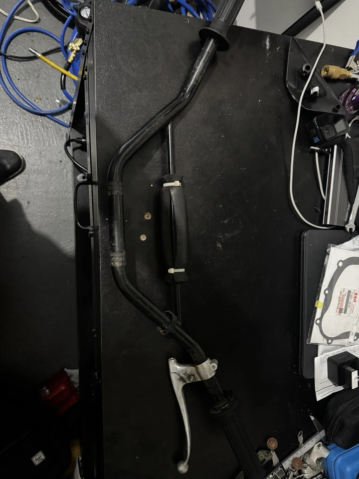 Manillar original Suzuki DR370 1978 con palanca de freno OEM y cojín central Foto 2 de 4