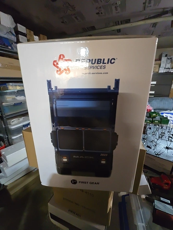 Camión de basura Republic Services cargador frontal luces y sonidos escala 25 Foto 2 de 4