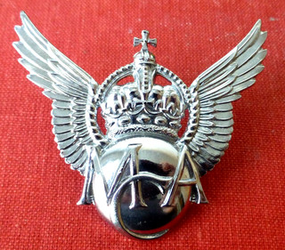 BRITISH MINISTRY OF CIVIL AVIATION POL CHROMED METAL KINGS CROWN WINGS CAP BADGE