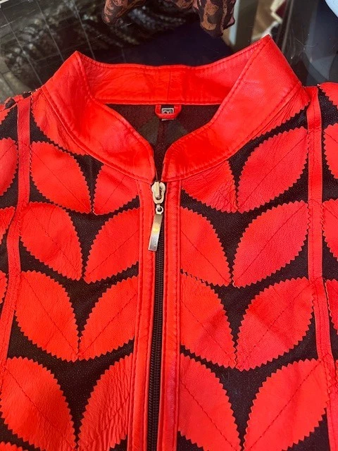 Chaqueta Neiman Marcus Mujer Talla 1X Cuero Rojo Hojas en Red Negra Transparente LS Foto 4 de 4
