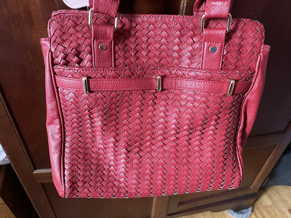 Hermoso bolso de mano Deux Lux tejido espacioso en rojo con herrajes dorados / 21 X 12 Foto 3 de 4