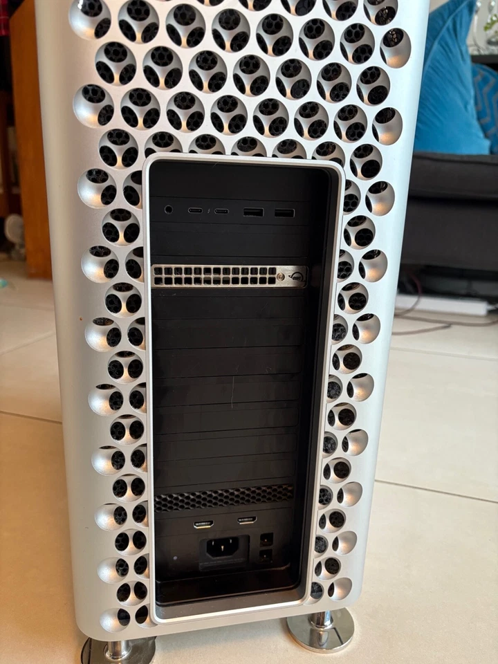 MAC PRO 2019 3.5GHz 8CORE 32GB RAM/256GB SSD (+ added internal RAID) - BOXED - Image 3 of 4