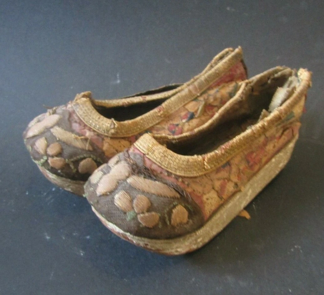 ancienne chaussures chinoise soie brodée XIXeme curiosité old chinese shoes