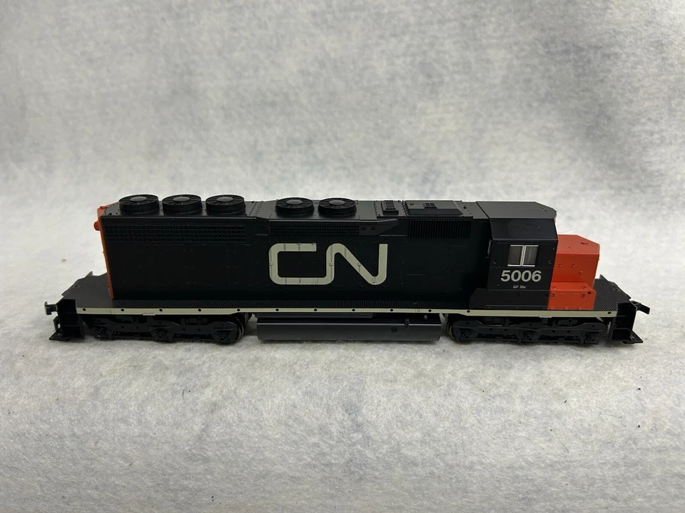 Colorido motor diésel KATO Canadian National SD-40 HO Foto 2 de 4