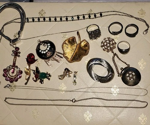 Vintage Mixed Lot 18 Pieces Costume Jewelry - Chains, Brooches,rings, Bracelet.