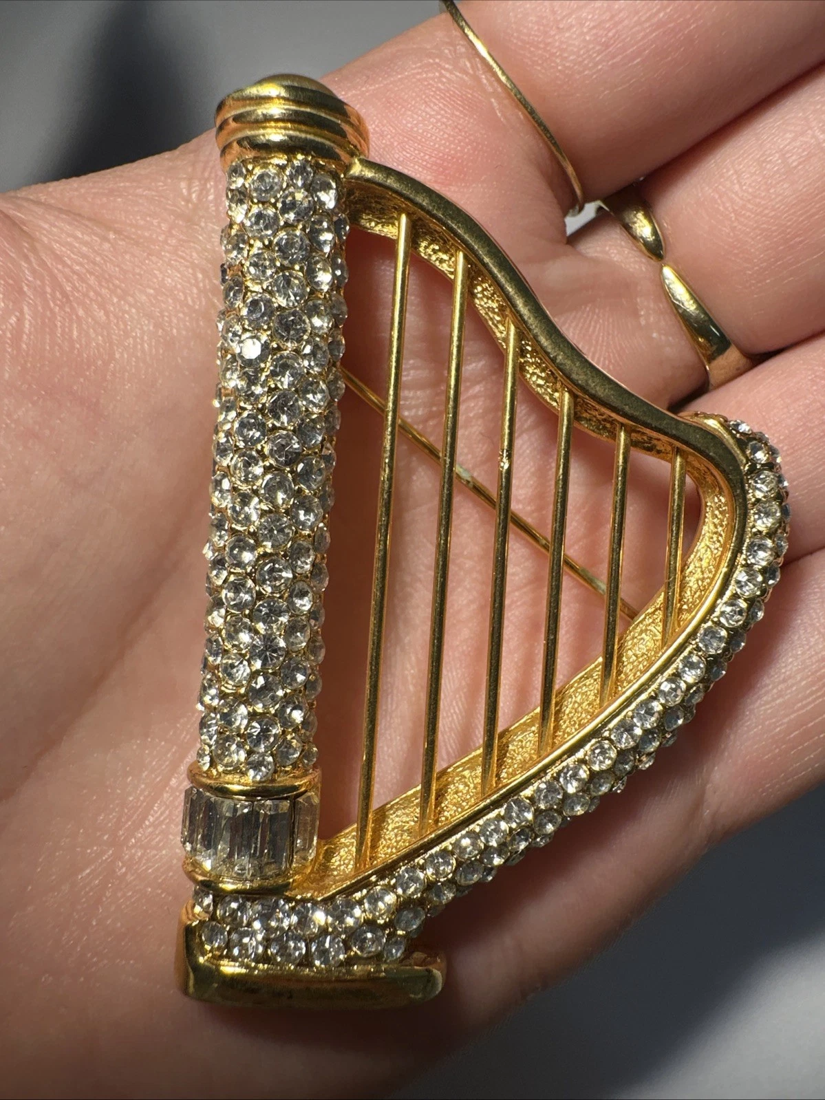 Broche Harpe Dorée Avec Strass Blanc Bijoux Fantaisie