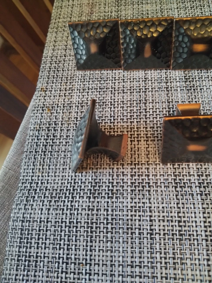 Manijas de herrajes de gabinete de cobre martillado de 10 piezas perillas cuadradas Foto 4 de 4