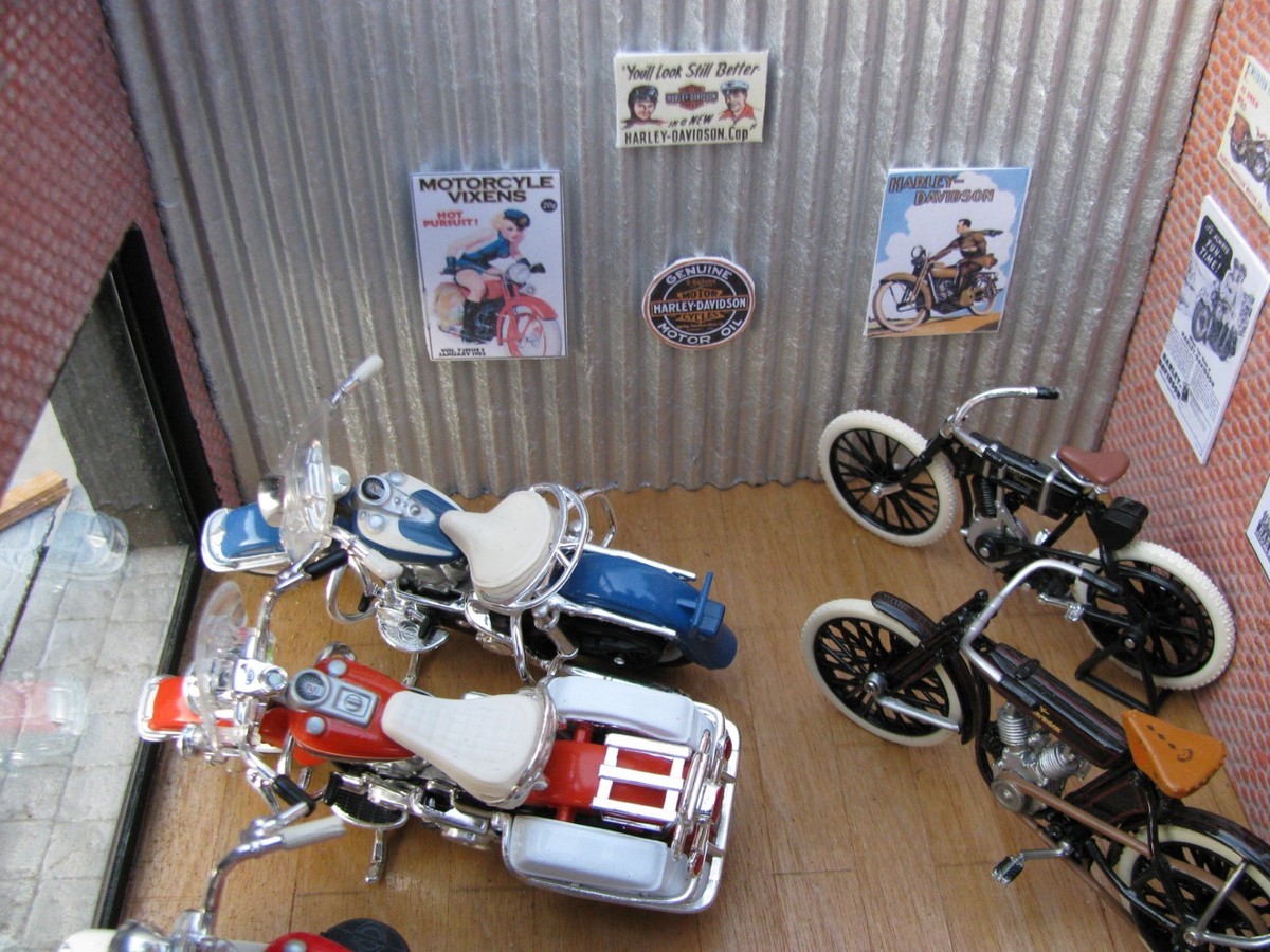MADE IN USA(ハーレーダビットソンのミニチュア ガレージディスプレイ) 1/24-1/25 SCALE SCRATCHBUILT HARLEY DAVIDSON DIORAMA BUILT