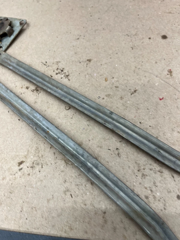 Camión Chevrolet GMC 1963 64 1965 1966 C10 K10 interior puerta pestillo manija montajes Foto 3 de 4