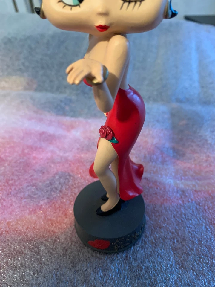 Rare figurine Betty Boop résine robe rouge Avenue of the Stars de 20 cm - Photo 3/4