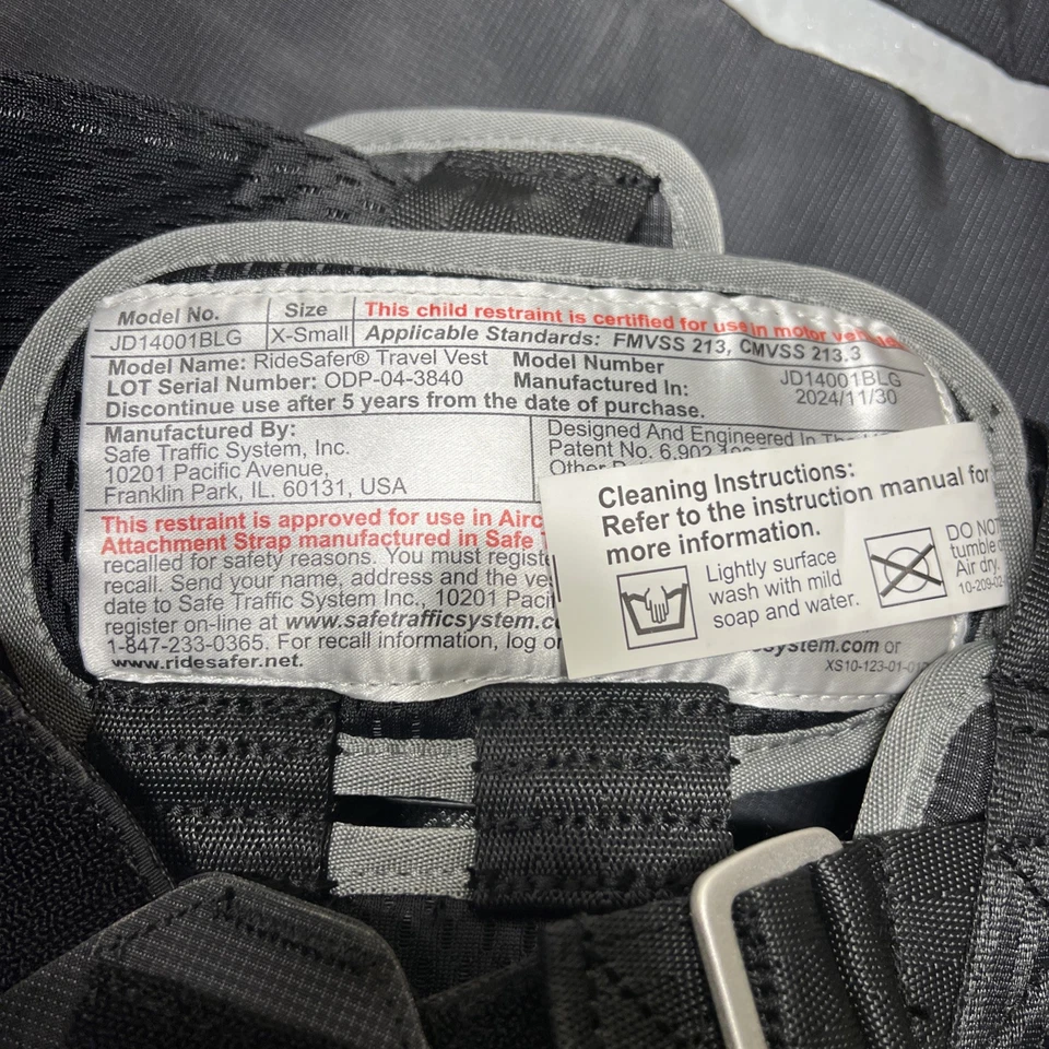 RideSafer - Chaleco de viaje RideSafer negro extra pequeño y caja abierta TravelSmarter Foto 4 de 4