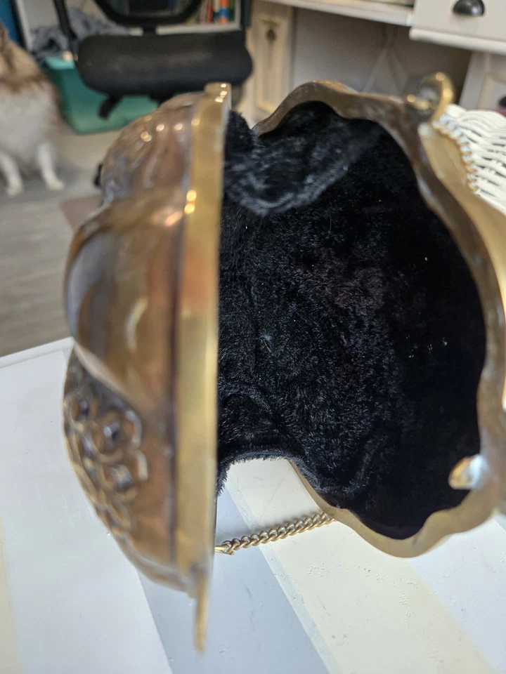 Antique Solid Brass Deco Clam Shell Purse W/Chain Strap velvet Lined Vintage - Image 3 of 3
