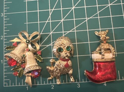 VINTAGE SCHMUCK WEIHNACHTEN BROSCHE ANSTECKNADEL KONVOLUT (3) EMAILLE STRASS HUND GLOCKEN STIEFEL - Bild 3 von 3