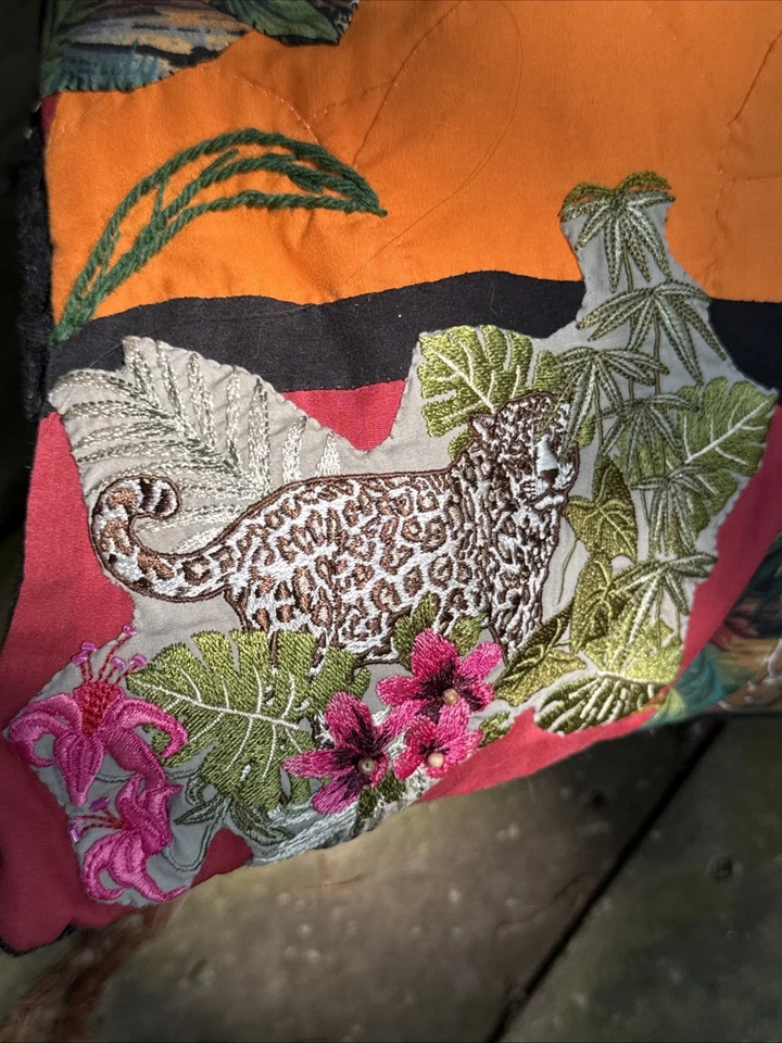 SOLO FUNDA DE ALMOHADA DECORATIVA SAFARI con acolchado y bordado en colores vibrantes Foto 4 de 4