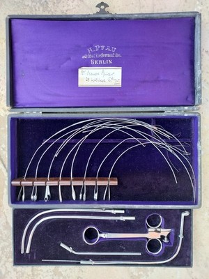 Antikes chirurgisches HNO-Instrumentenset des deutschen Herstellers H.Pfau mit Sitz in Berlin.