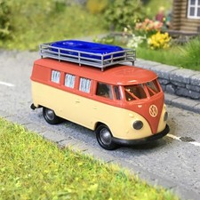 Volkswagen T1b camper, rouge et beige, chargé d'un canot gonflable, 1960 - Breki