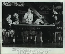 1973 Press Photo Cafeteria scene from Broadway musical "Grease" - hcx19656