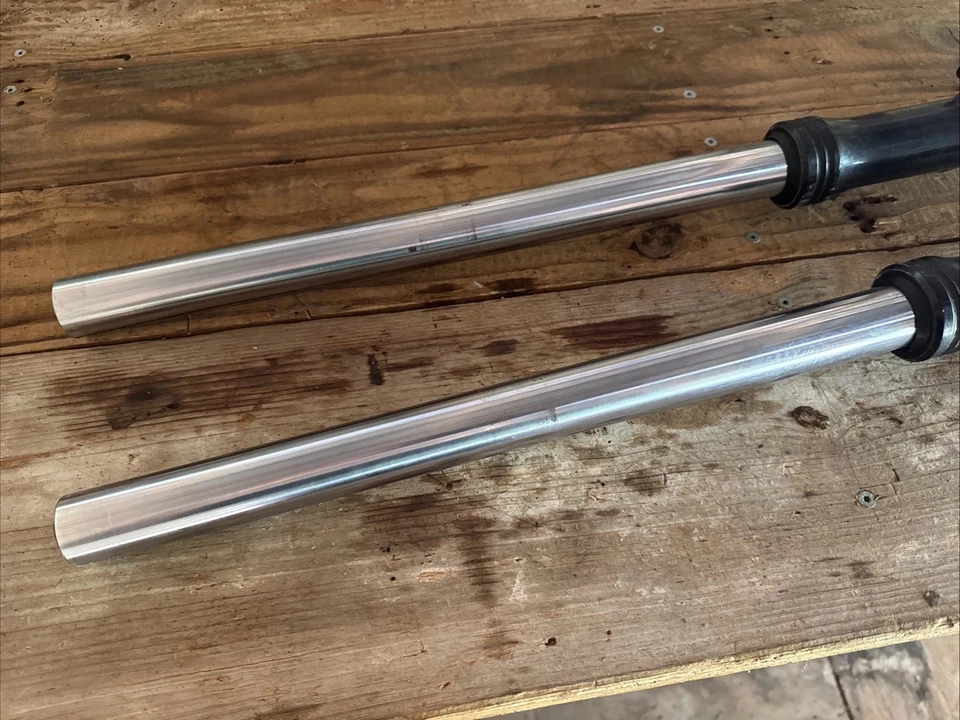 Yamaha XJ650 1981 Midnight Black Maxim tubos de horquilla izquierda y derecha Foto 3 de 4