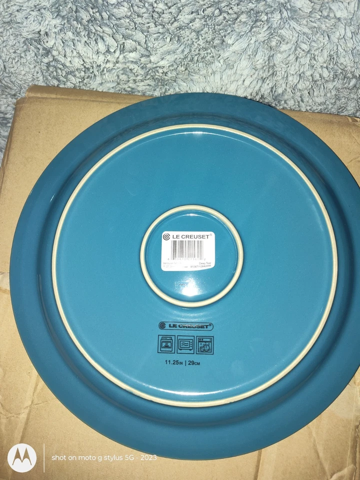 Le Creuset 1 深青色每盘餐盘 11.25 英寸 — 第 2/3 张图片