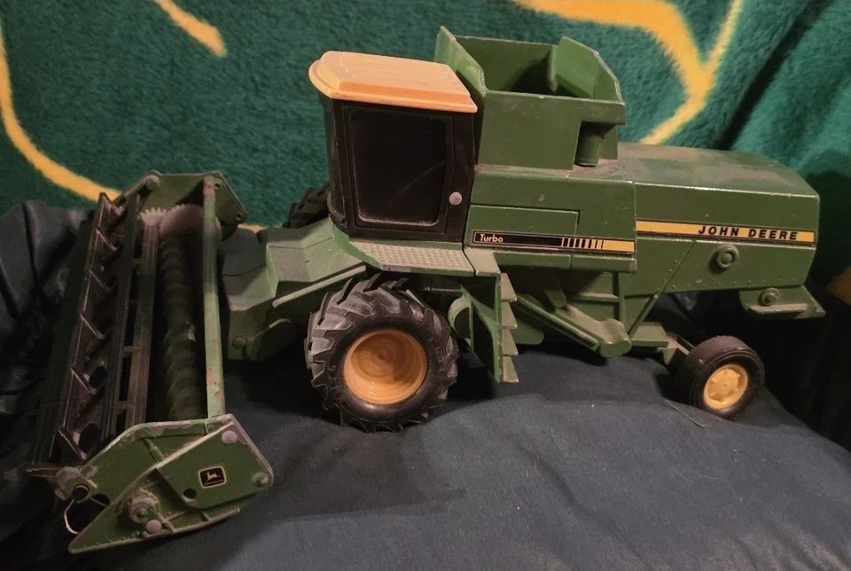 Vintage Ertl John Deere Turbo Combine 1/16 DieCast Metal w/ Grain Head - Image 2 of 4