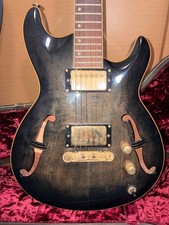 Chitarra elettrica semi-acustica in legno senza tempo usata dal Giappone