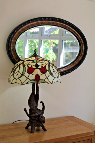 Tiffany style lamp with heavy bronze figurative base - Picture 5 of 16