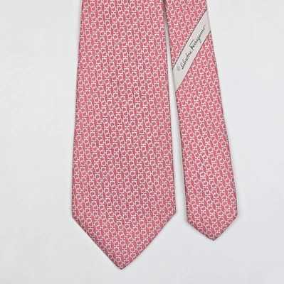 Logo SALVATORE FERRAGAMO TIE Gancini sur cravate en soie rose - Photo 1/4