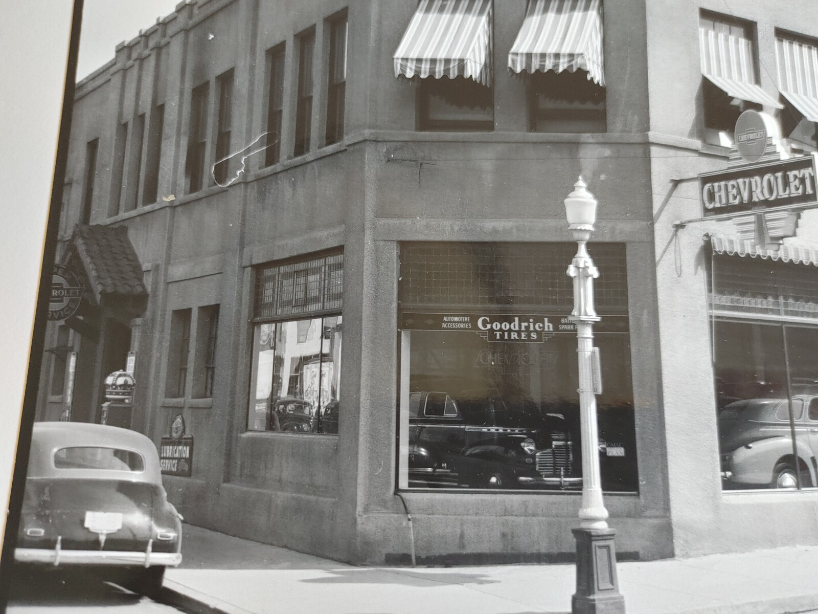 1930'S PHOTO STREET VIEW CHEVROLET AUTO DEALERSHIP SHOWROOM CARS HELENA