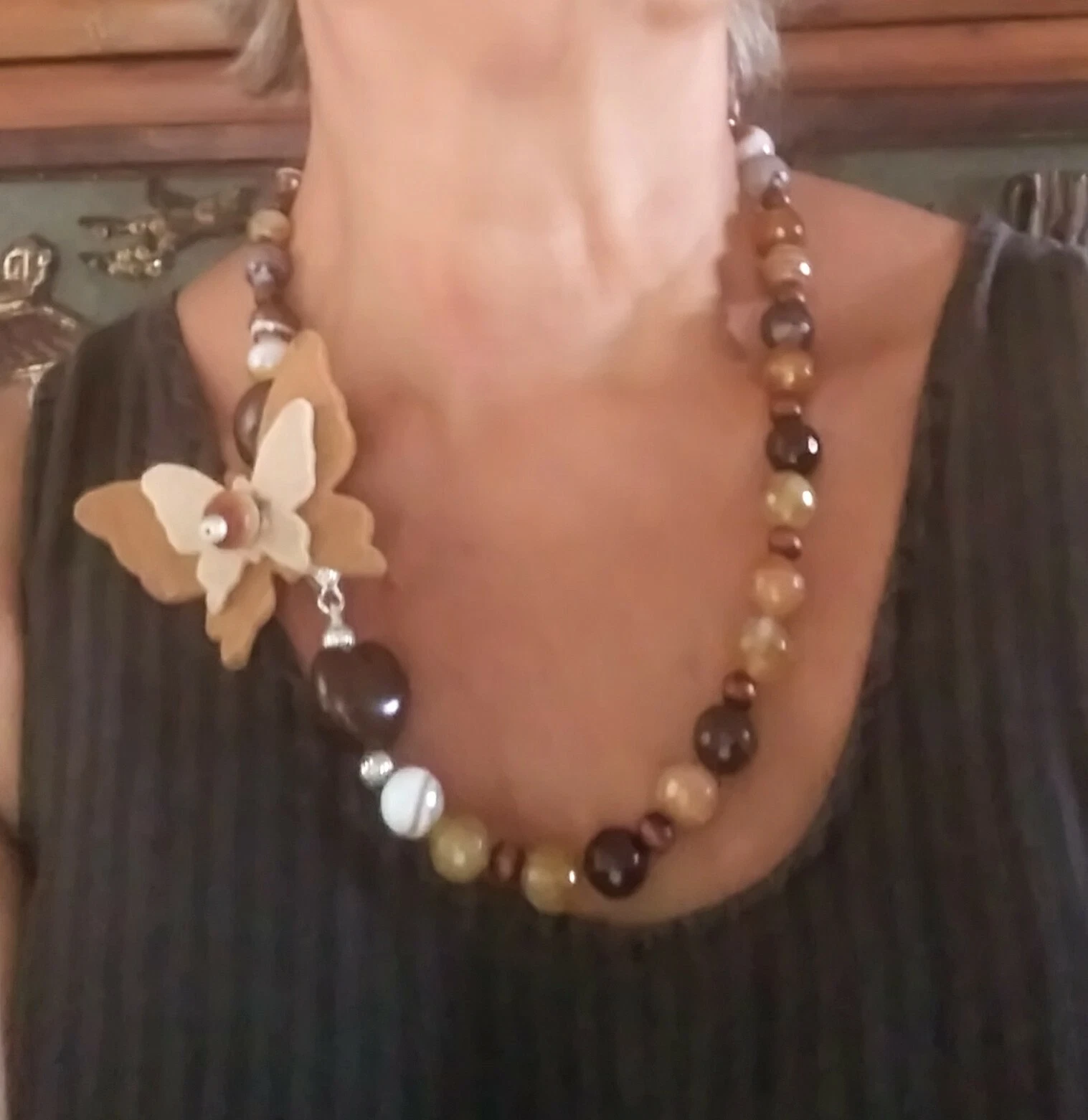 collana marrone in agata striata con farfalla staccabile San Valentino feltro