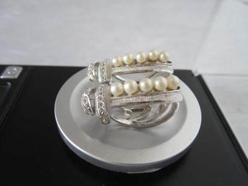 VTG DESIGNER SIGNED MAJORICA FAUX PEARL RHINESTONE SILVER TONE CLIP ON EARRINGS - Picture 8 of 13
