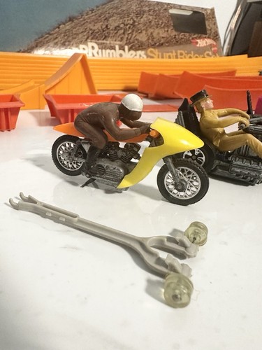 1970 Hot Wheels Rumblers TRACK With 3 STUNT RIDERS Loop Ramp Boxed - Picture 2 of 15