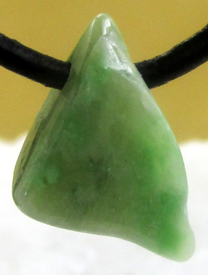 Vesuvianit   Freeform Trommelstein gebohrt  EDELSTEIN  ANHÄNGER   Nr.8
