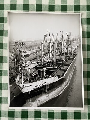 s/w Foto von INDIAN GLORY -IMO 7356939 Schiff angedockt, Original, 20,5 x 16 cm