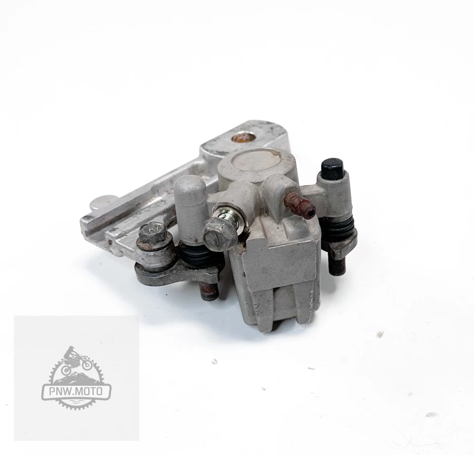 1999 Suzuki RM80 RM 80 OEM SUPORTE DE PINÇA DE FREIO TRASEIRO - Imagem 4 de 4